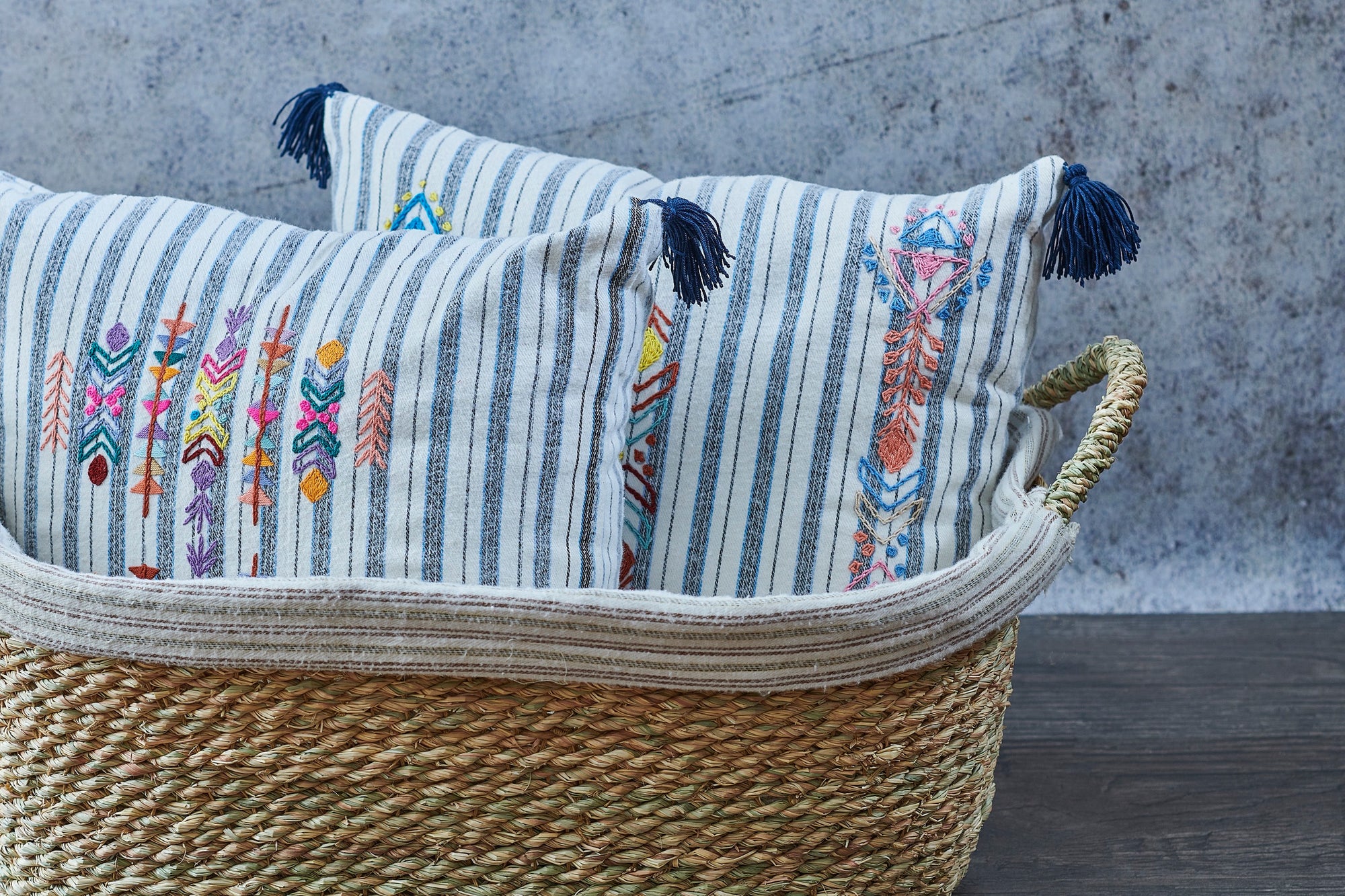 Halfa Oval basket dish with handle
