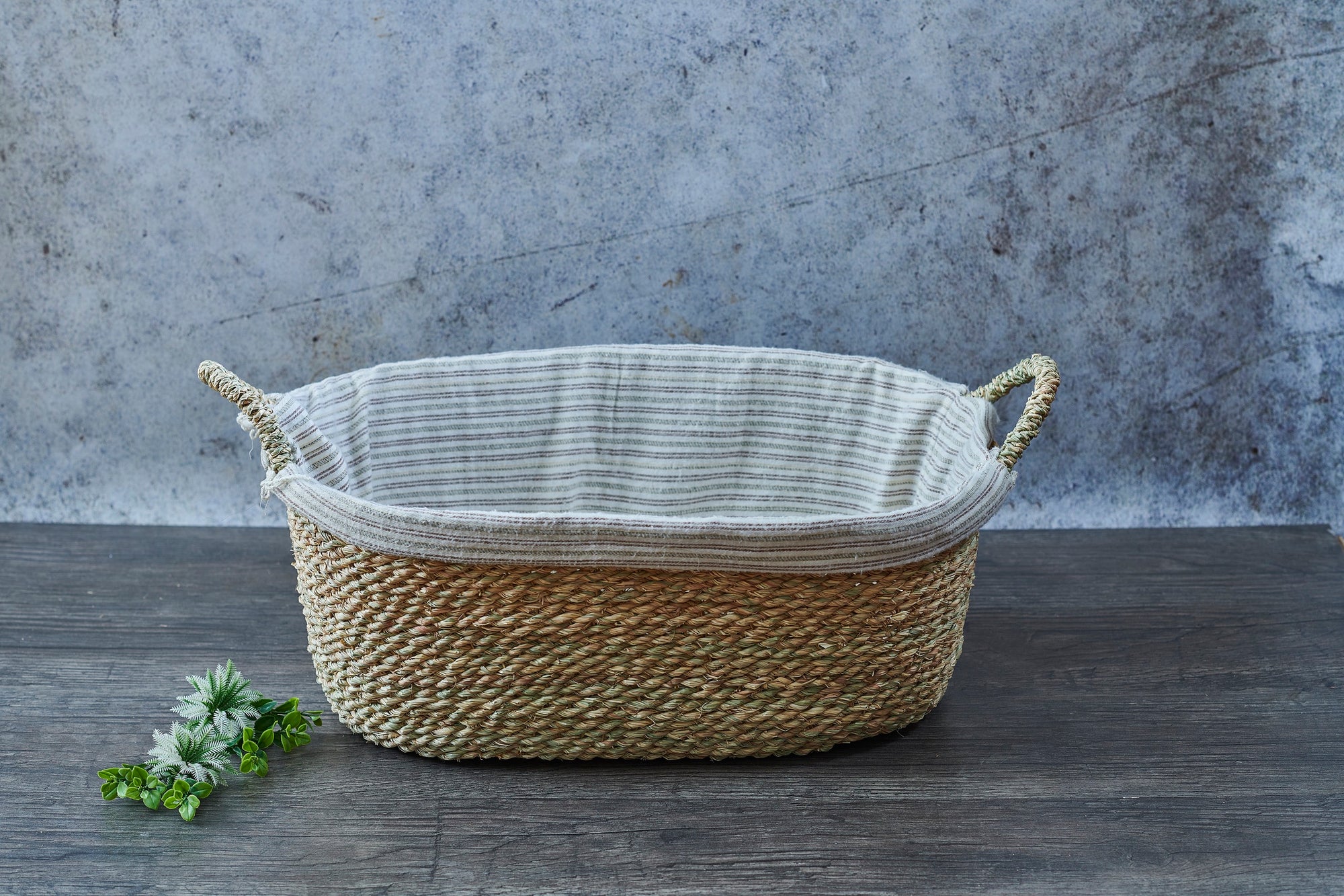 Halfa Oval basket dish with handle
