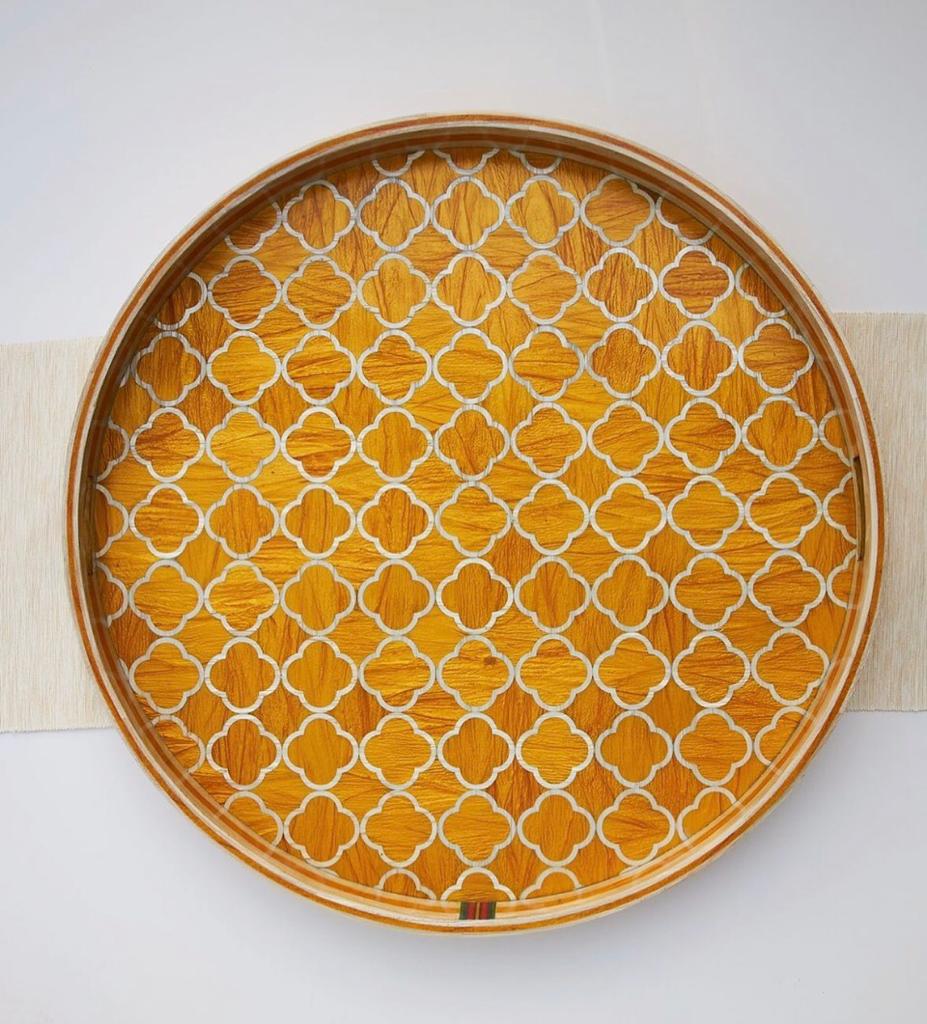 Modern arabesque in gold & white Round tray